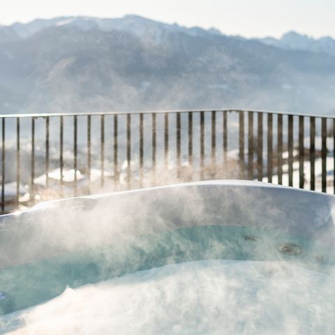 Der private Whirlpool des Penthouse Apartments Dolomites