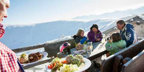 Visit the hospitable mountain huts 